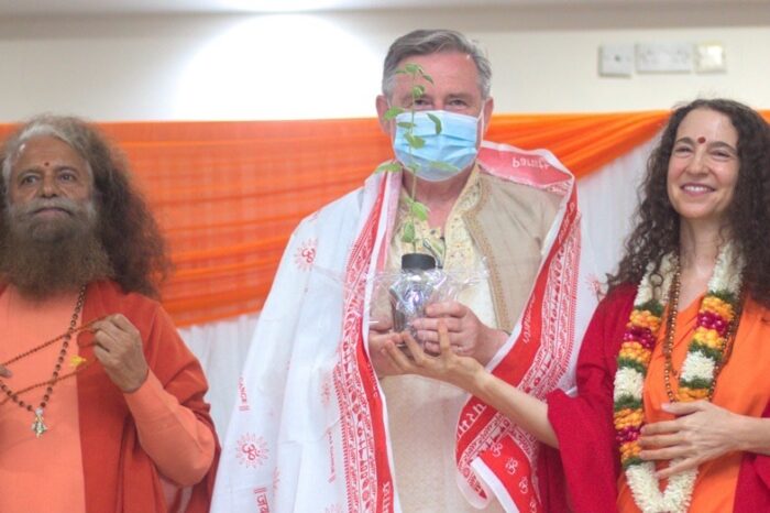 India’s spiritual gurus address hundreds at London event