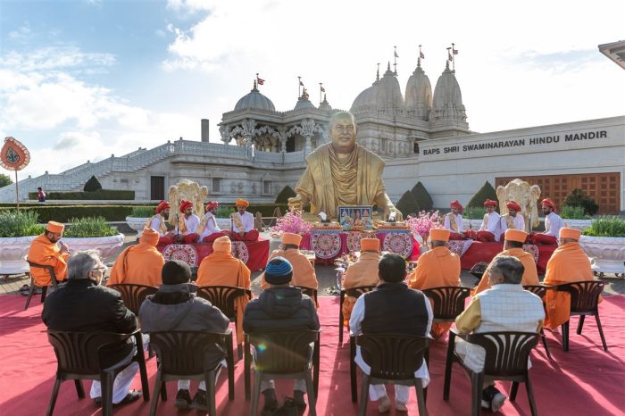 New ‘murtis’ of Shri Akshar-Purushottam Maharaj welcomed in a grand celebration at BAPS Shri Swaminarayan Mandir, London